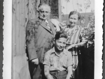 1936, Berlin: Edgar Lax als 13-Jähriger mit seinen Eltern Jacob und Amalie auf dem Balkon ihrer Wohnung in der Zimmerstraße 48. Foto privat/Familie Lax