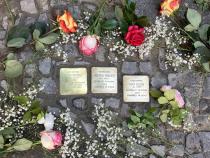 Drei Stolpersteine Betty und Alfred Wagner sowie Max Klein mit Blumen © MTS