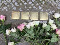 Vier Stolpersteine Familie Mayer mit Blumen © MTS