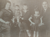 Lotte Wurmann mit ihren Eltern und Brüdern, ca. 1920 © Privatbesitz